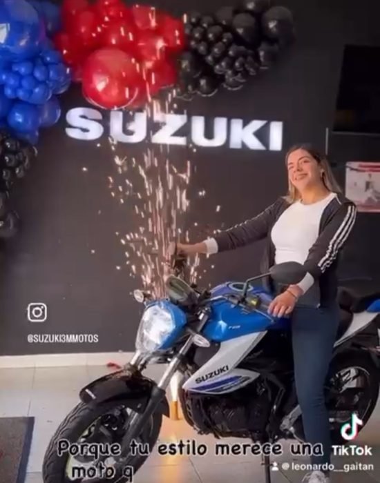 imagen mujer montada en moto